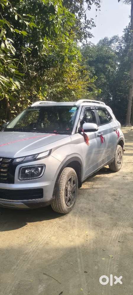 Hyundai Venue 2022 Petrol 27000 Km Driven