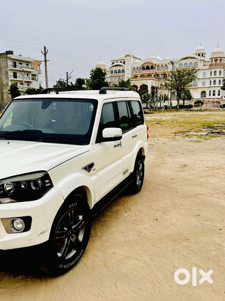 Mahindra Scorpio S11