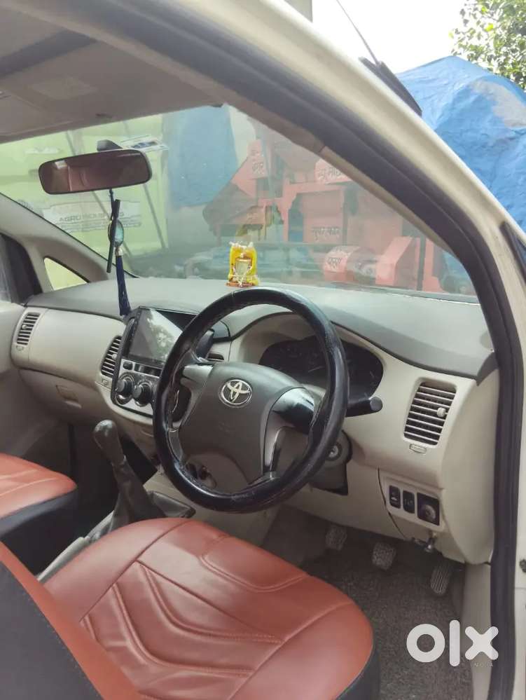 Toyota Innova 2.0 E 2012
