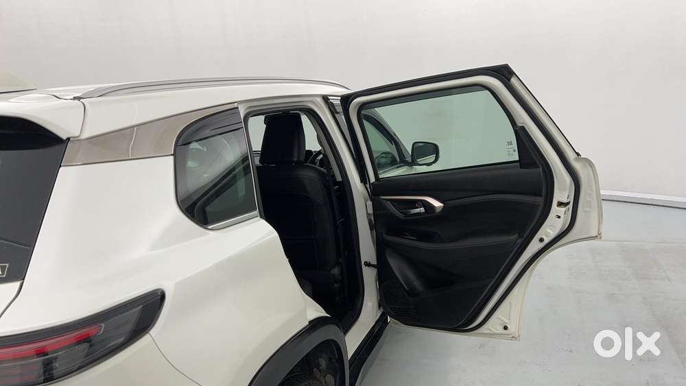 Maruti Suzuki Grand Vitara 1.5 Alpha Plus Intelligent Hybrid Ecvt, 2..