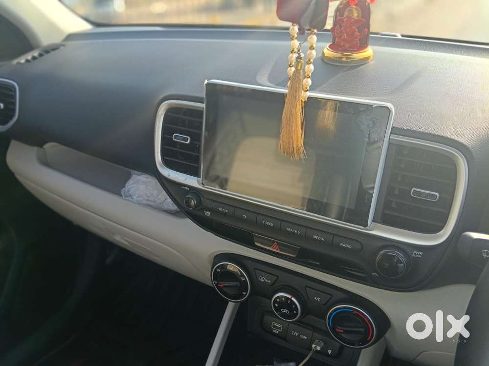 Hyundai Venue 2025 Petrol 6000 Km Driven