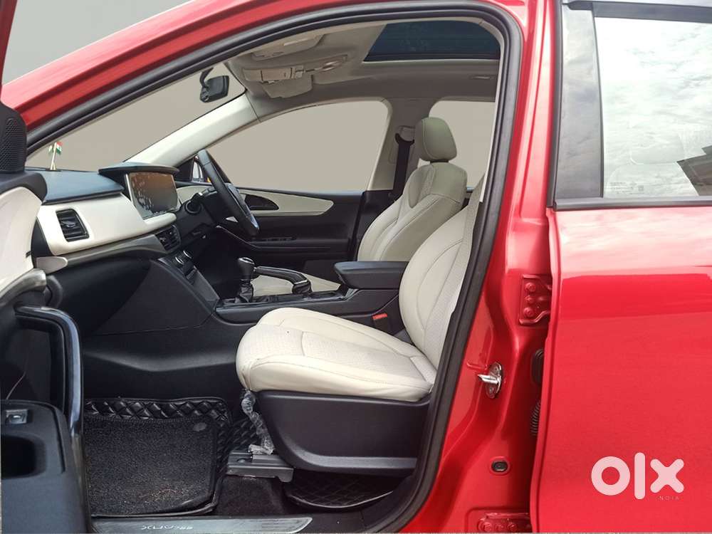 Mahindra Xuv700 2.0 Ax 5 Petrol Mt 7 Str, 2022, Petrol