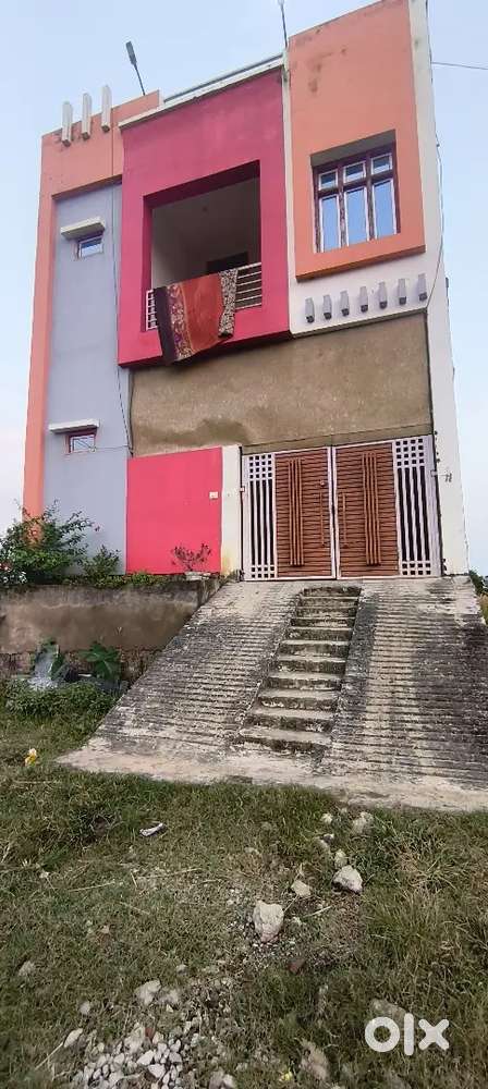 30 fit samne road pichhe bhi road hai  6 room 4 bathroo