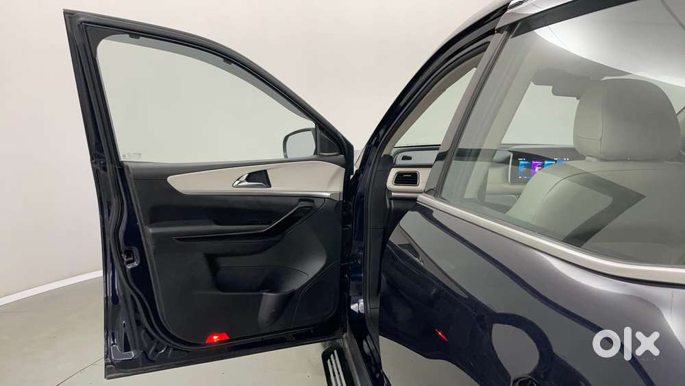 Mahindra Xuv700 2.0 Ax 7 Petrol At Luxury Pack Str, 2025, Petrol