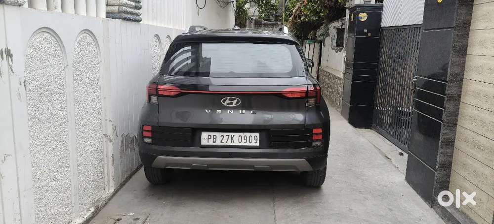 Hyundai Venue 2024 Petrol 19500 Km Driven