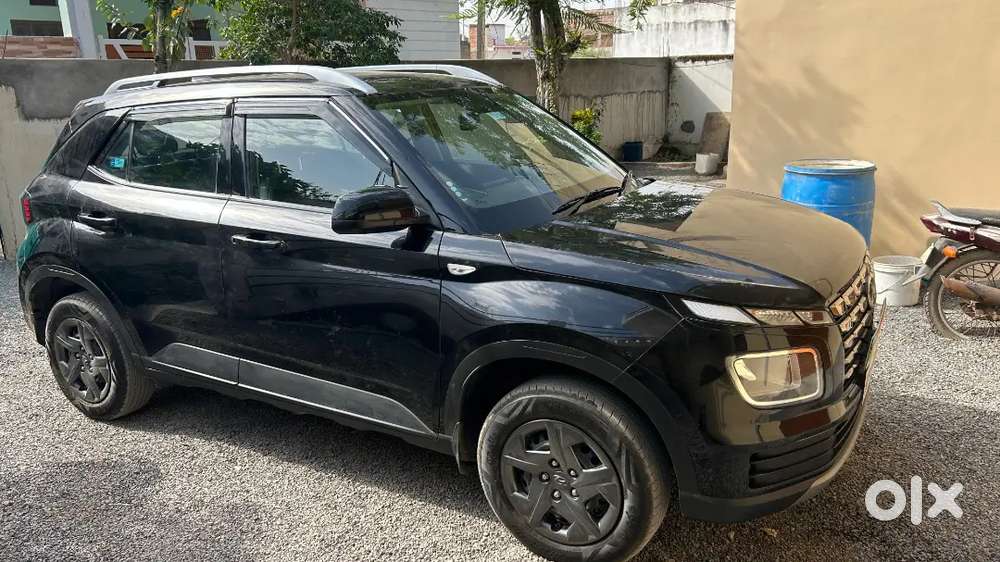 Hyundai Venue 2024 Petrol 27000 Km Driven