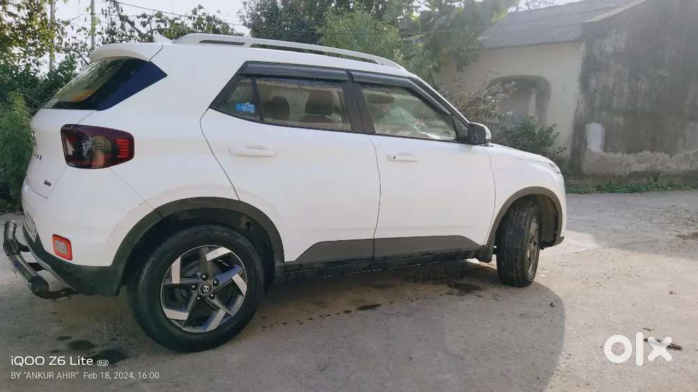 Hyundai Venue 2021 Petrol 60000 Km Driven