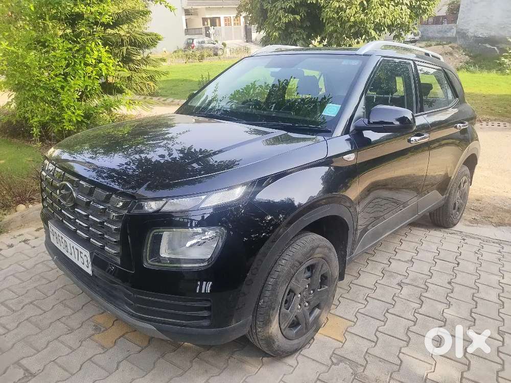 Hyundai Venue 2024 (october )petrol 15000 Km. Fixed Price.