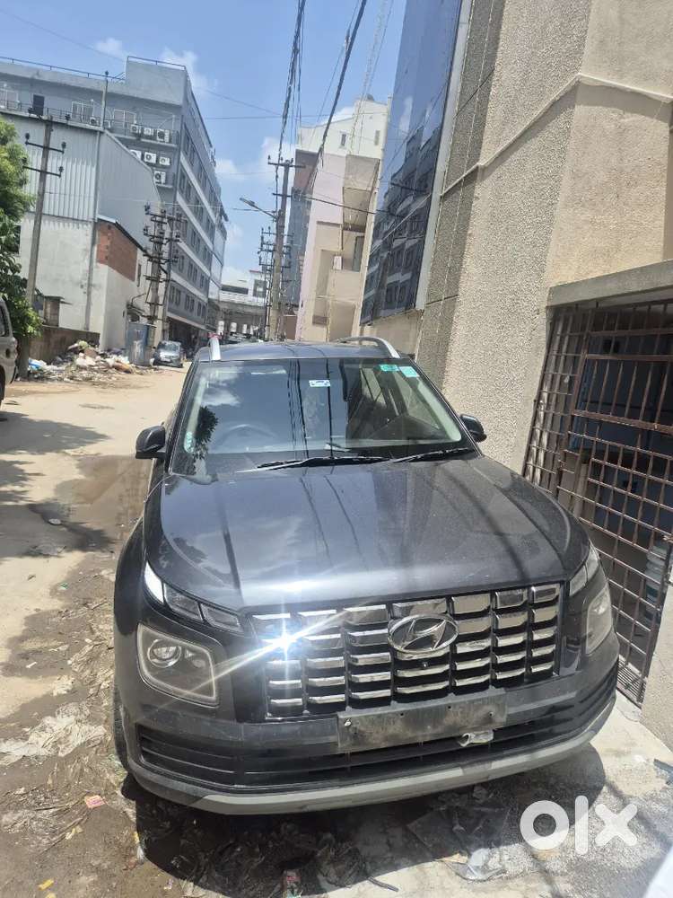 Hyundai Venue 2024 Petrol Well Maintained