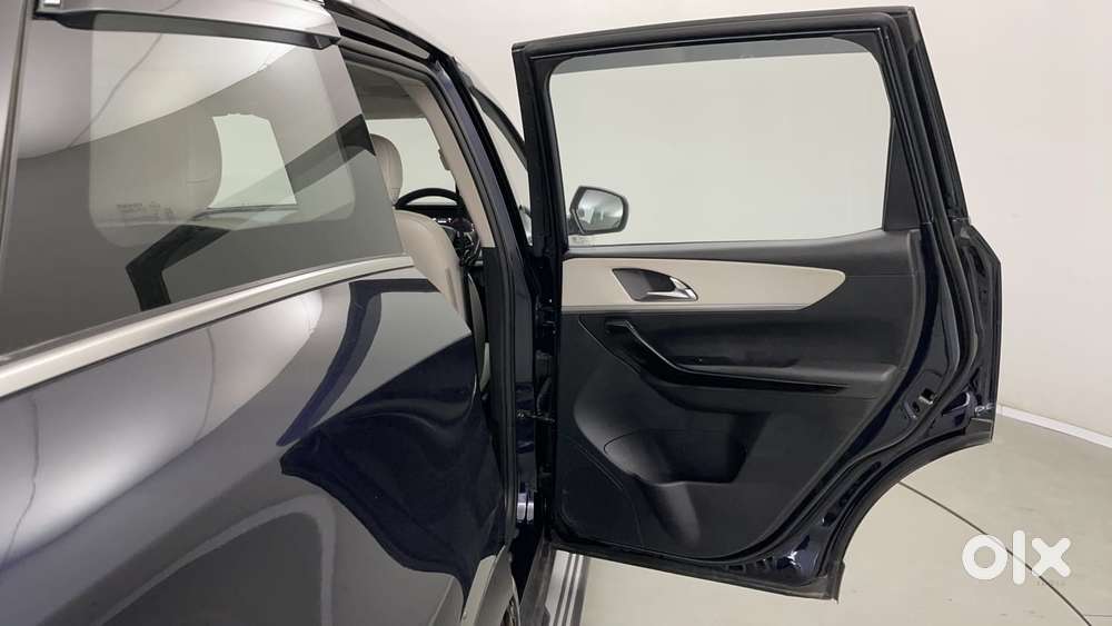 Mahindra Xuv700 2.0 Ax 7 Petrol At Luxury Pack Str, 2025, Petrol