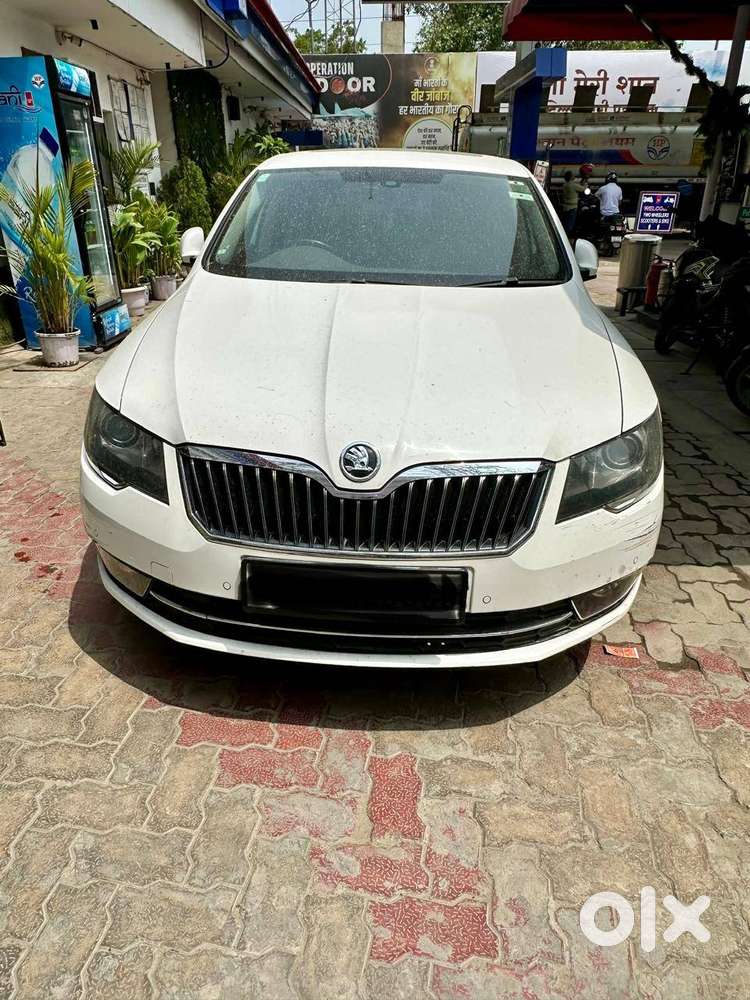 Skoda Superb 2015 Petrol 95000 Km Driven