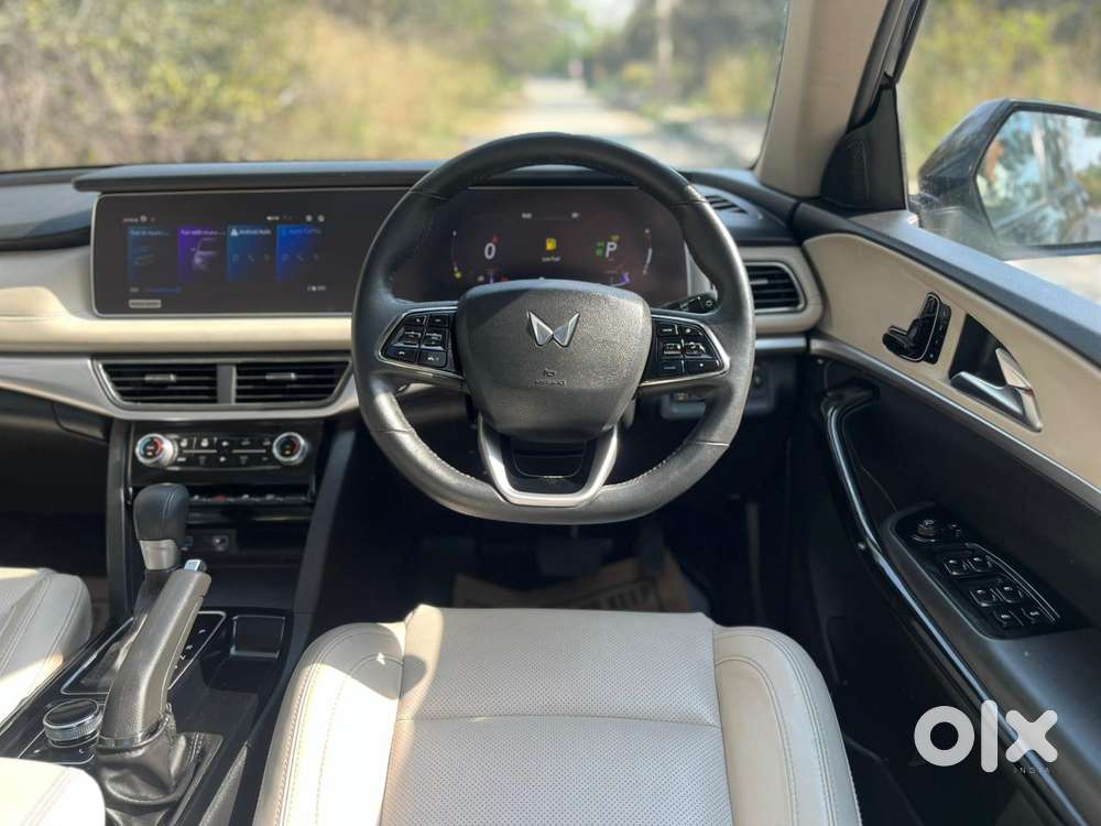 Mahindra Xuv700 2.0 Ax 7 Petrol Mt Str, 2024, Petrol