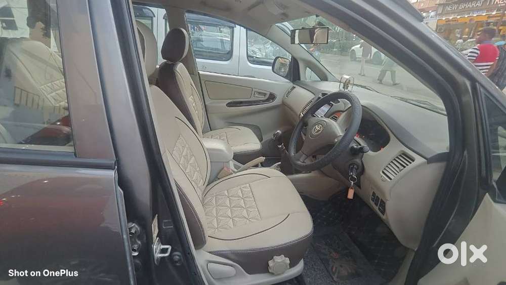 Toyota Innova 2.5 E 8 Str, 2011, Diesel