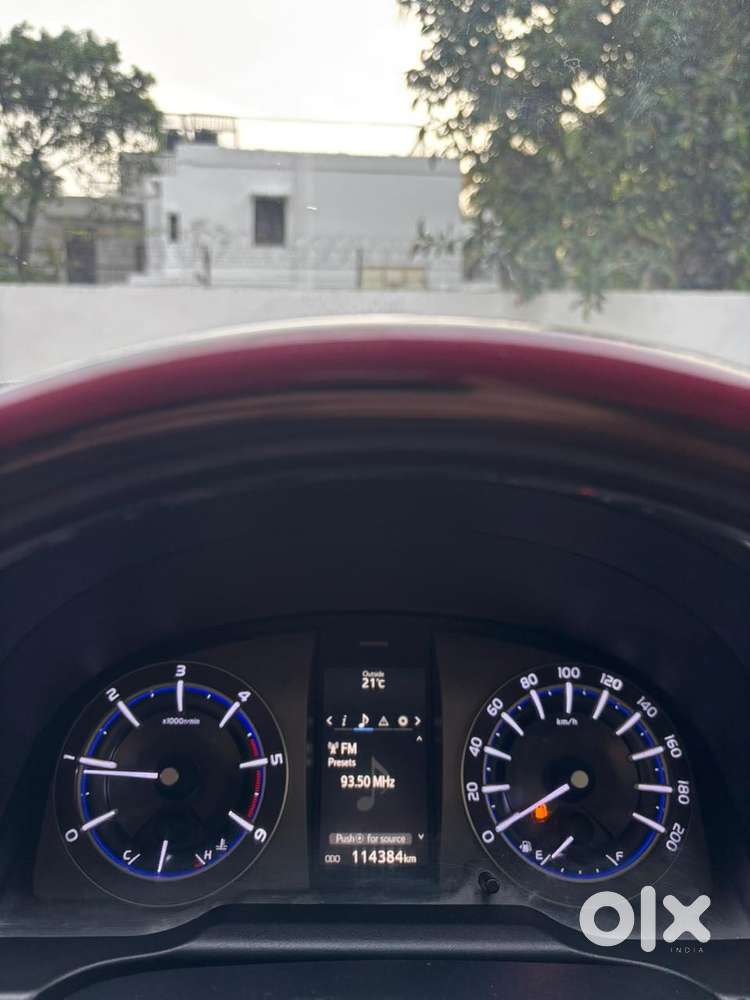 Toyota Innova Crysta 2.4 V, 2017