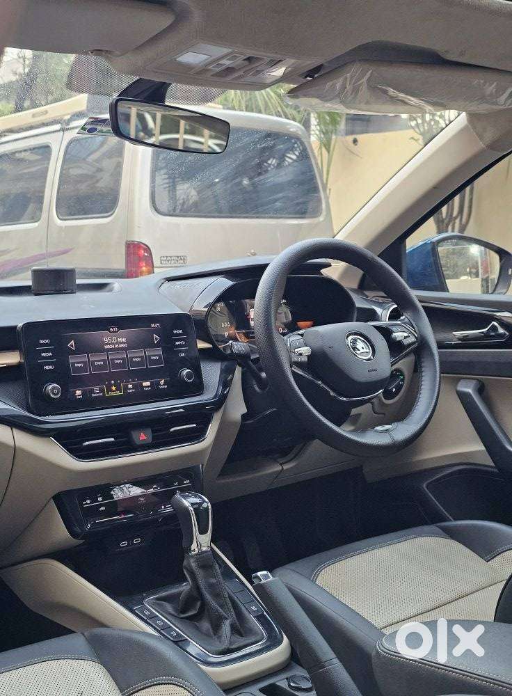 Skoda Slavia 1.0 Tsi Style At, 2023, Petrol