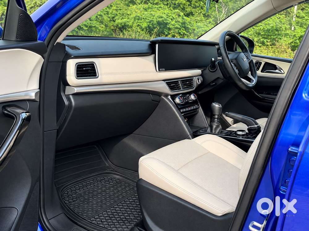 Mahindra Xuv700 2.0 Ax 7 Petrol Mt Str, 2022, Petrol