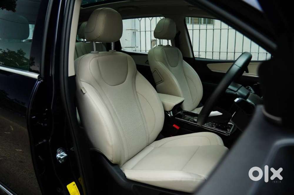 Mahindra Xuv700 2.0 Ax 7 Petrol At Str, 2023, Petrol