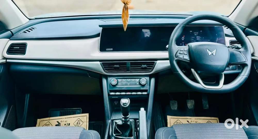 Mahindra Xuv700 2.0 Ax 5 Petrol Mt Str, 2021, Petrol