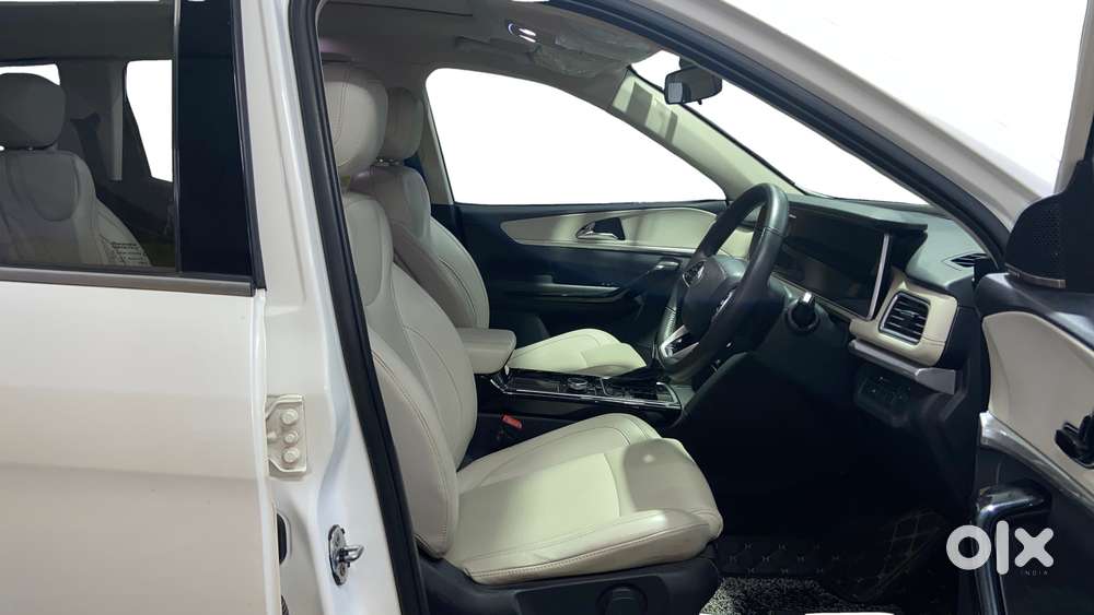 Mahindra Xuv700 2.0 Ax 7 Petrol Mt Str, 2021, Petrol