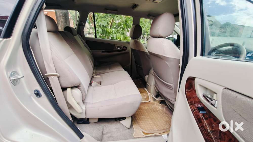 Toyota Innova 2.5 V Diesel 8-seater, 2012, Diesel