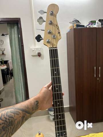 Bass guitar deals for sale olx