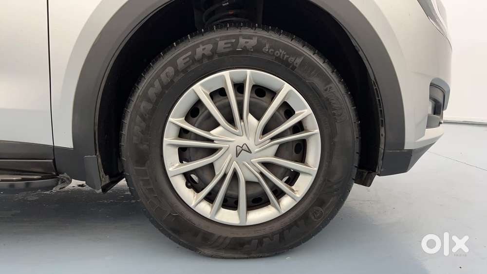 Mahindra Xuv700 2.0 Ax 3 Petrol At 5 Str, 2021, Petrol