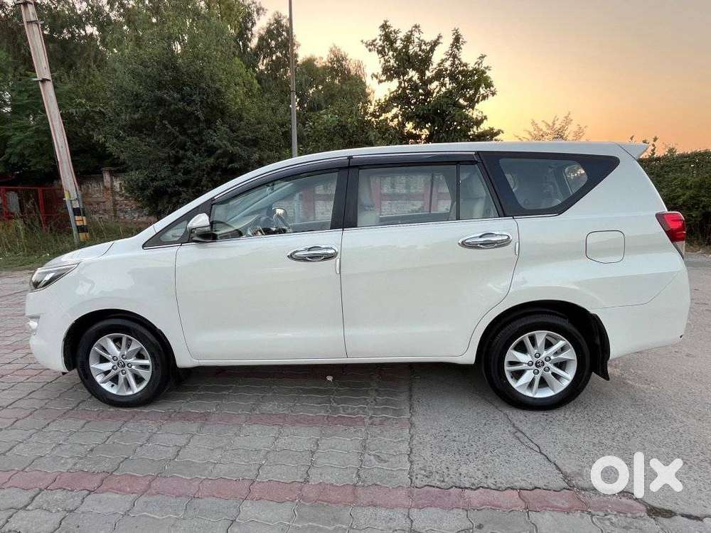 Toyota Innova Crysta 2.7v Mt, 2017, Petrol