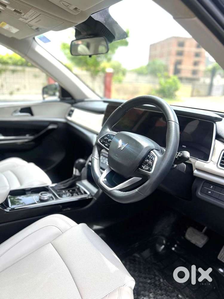 Mahindra Xuv700 2.0 Ax 7 Petrol At Luxury Pack Str, 2025, Petrol