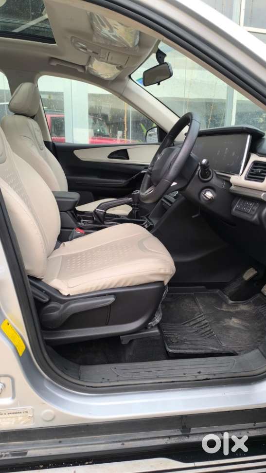 Mahindra Xuv700 2.0 Ax 5 Petrol Mt 7 Str, 2022, Petrol