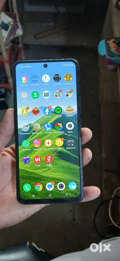 Vivo y300 5GVivo y300 5G. 8GB  Ram or 128GB internal storage ek dumm g