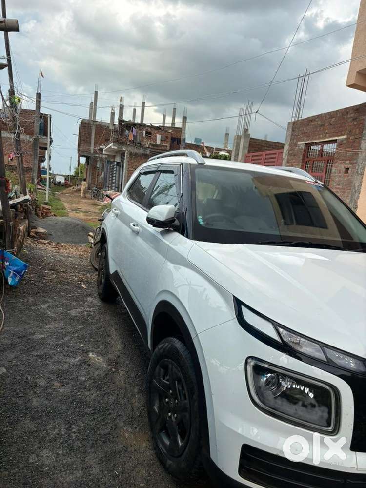 Hyundai Venue 2024 Petrol Well Maintained