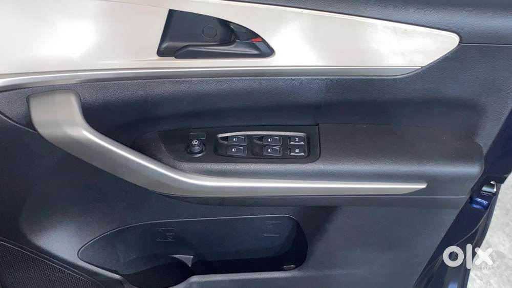 Mahindra Xuv700 2.0 Ax 5 Petrol Mt 7 Str, 2021, Petrol