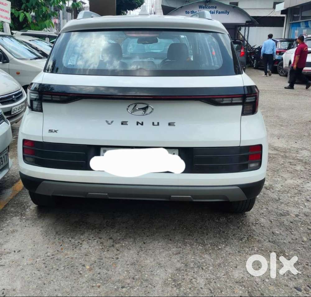 Hyundai Venue 2024 Petrol Well Maintained