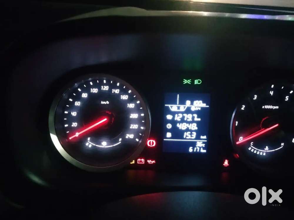 Hyundai Venue 2022 Petrol 6151 Km Driven
