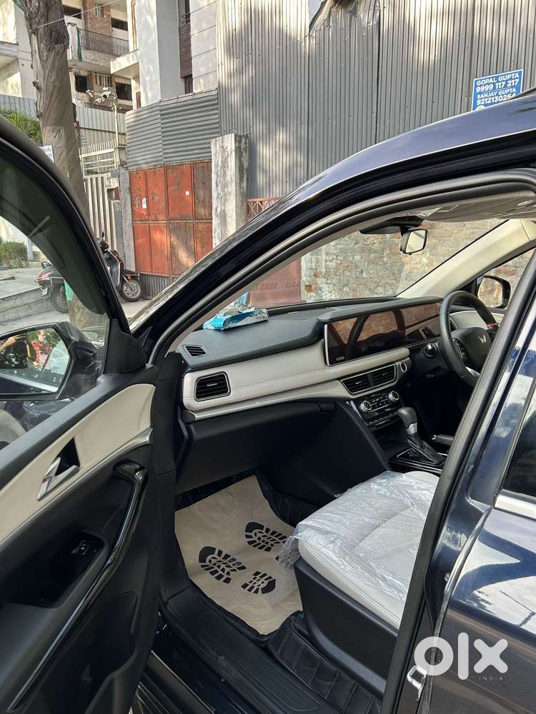 Mahindra Xuv700 2.0 Ax 7 Petrol At Str, 2024, Petrol