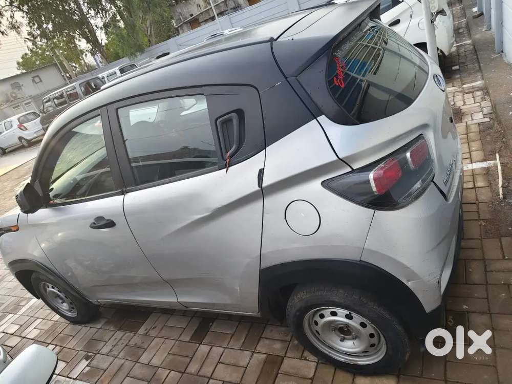 Kuv 100 Petrol Original Pent Suv Car 6 Seats