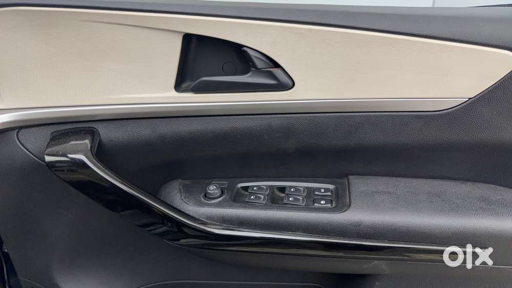Mahindra Xuv700 2.2 Ax 5 Diesel At Str, 2022, Diesel