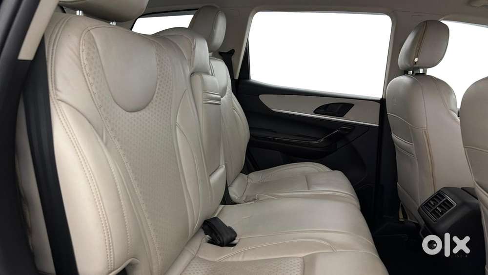 Mahindra Xuv700 2.0 Ax 5 Petrol Mt 7 Str, 2023, Petrol