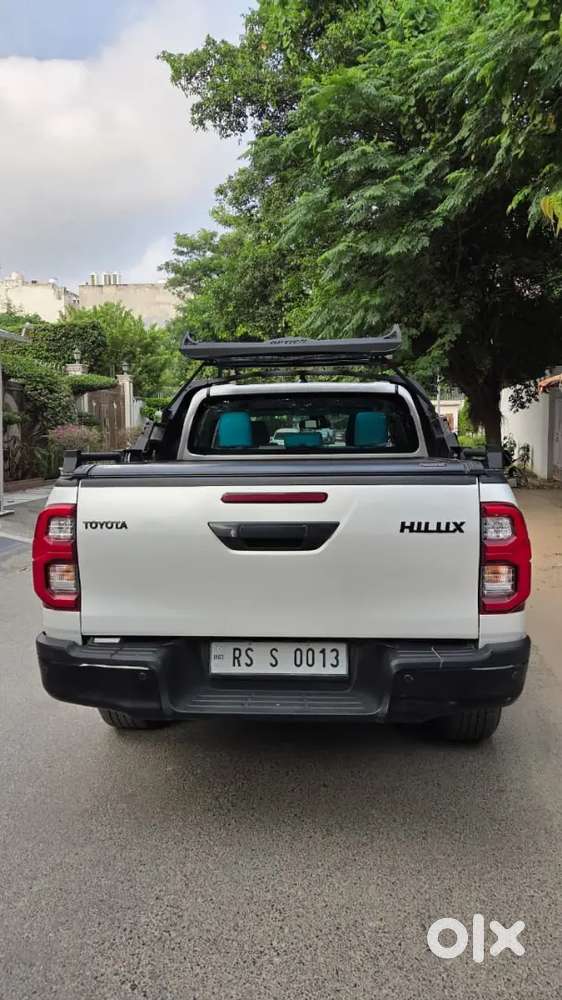Toyota Hilux Black Edition 2025