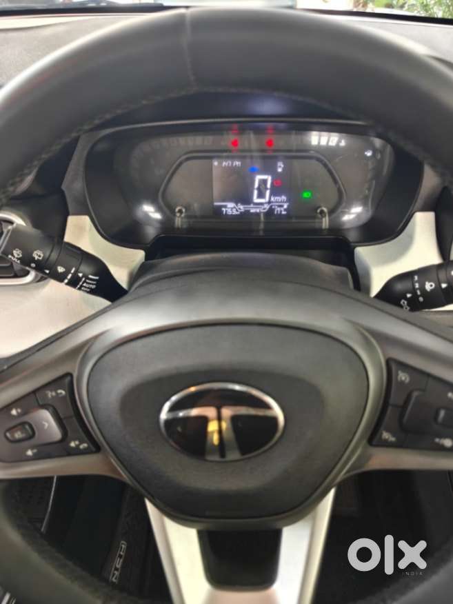 Tata Punch 1.2 Revotron Creative Dual Tone, 2025, Petrol