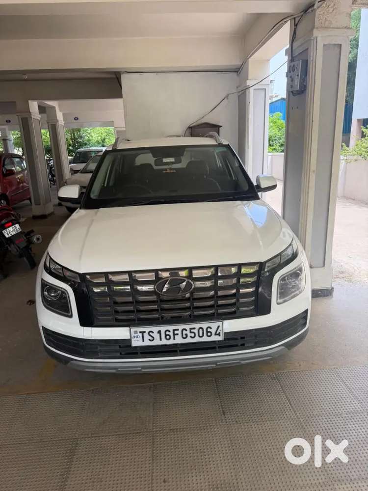 Hyundai Venue 2022 Petrol 25000 Km Driven. Urgent Sale.