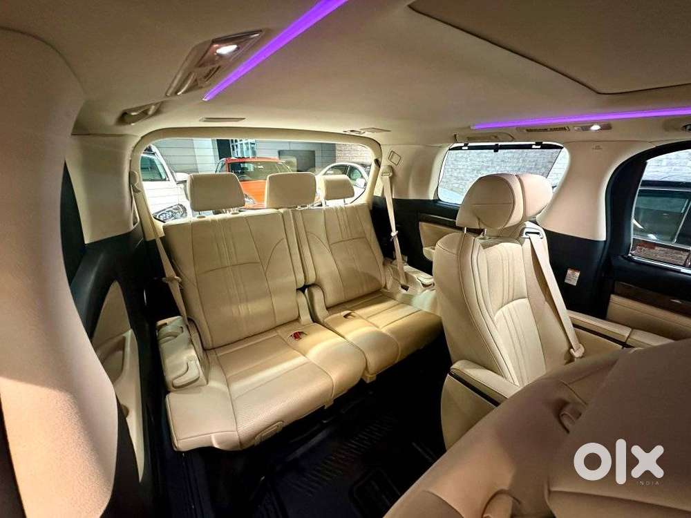 Toyota Vellfire 2.5 Executive Lounge, 2022, Petrol