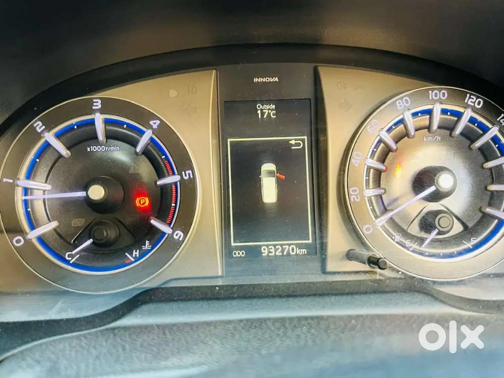इनोवा क्रिस्टा गाड़ी कंप्लीट सर्विस रिकॉर्ड के साथ