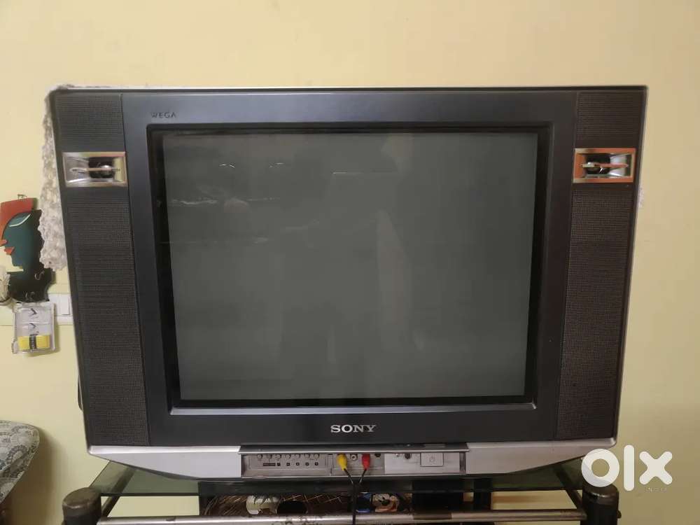 This is a Sony Trinitron Wega CRT TV