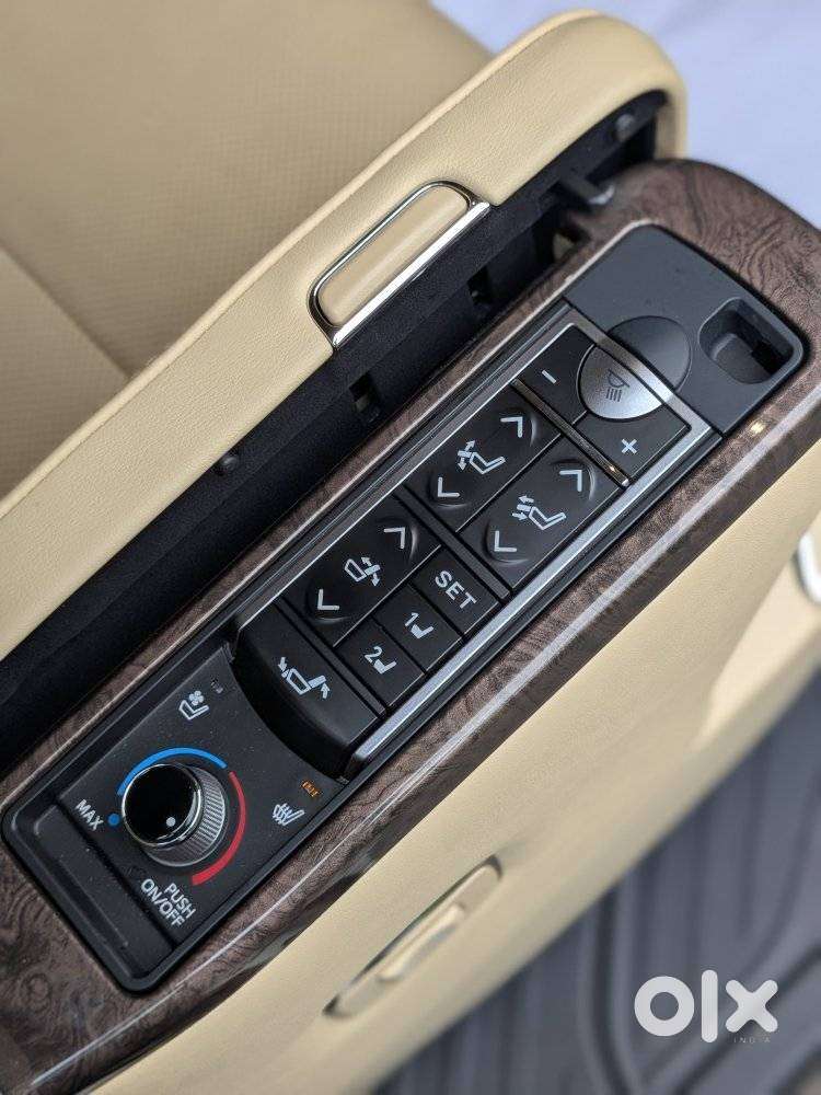 Toyota Vellfire 2.5 Executive Lounge, 2023, Petrol