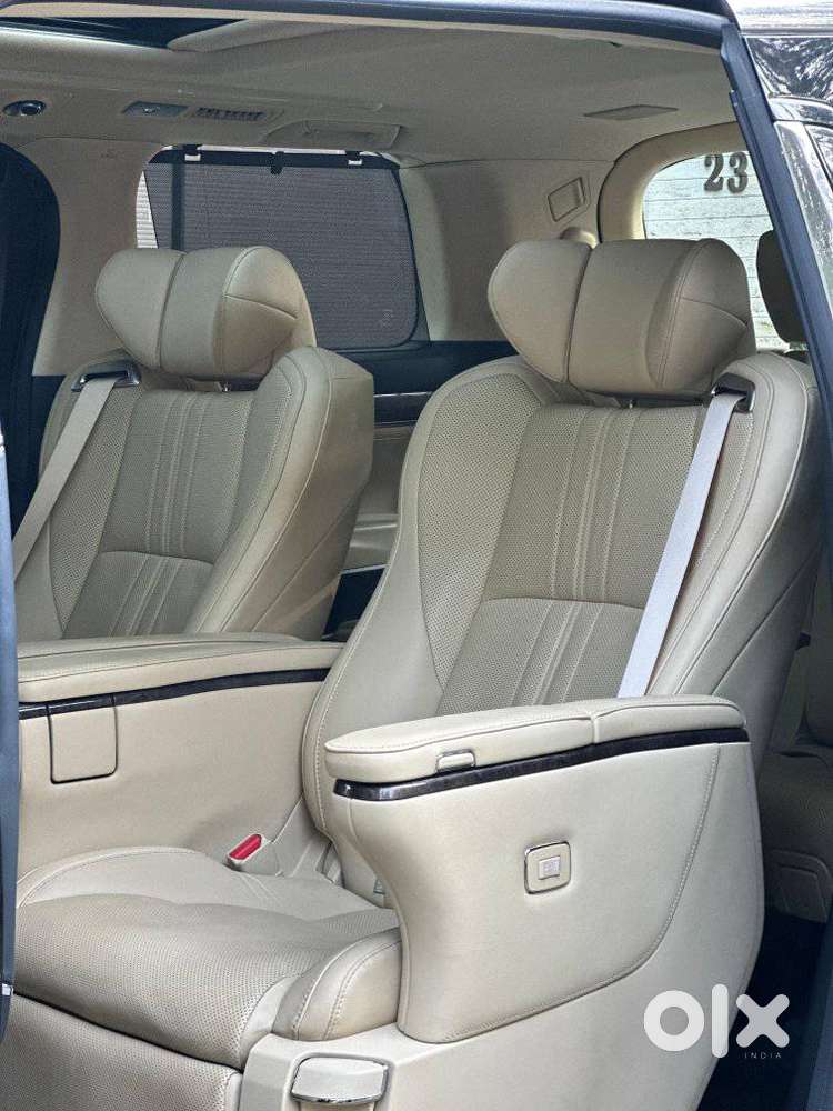 Toyota Vellfire 2.5 Executive Lounge, 2023, Petrol