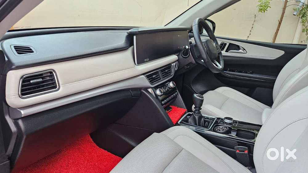 Mahindra Xuv700 2.2 Ax 7 Diesel Mt Luxury Pack Str, 2025, Diesel