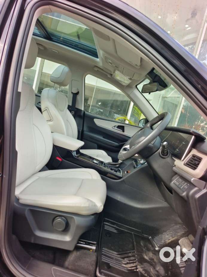 Mahindra Xuv700 Ax7l 6 Str At, 2025, Diesel