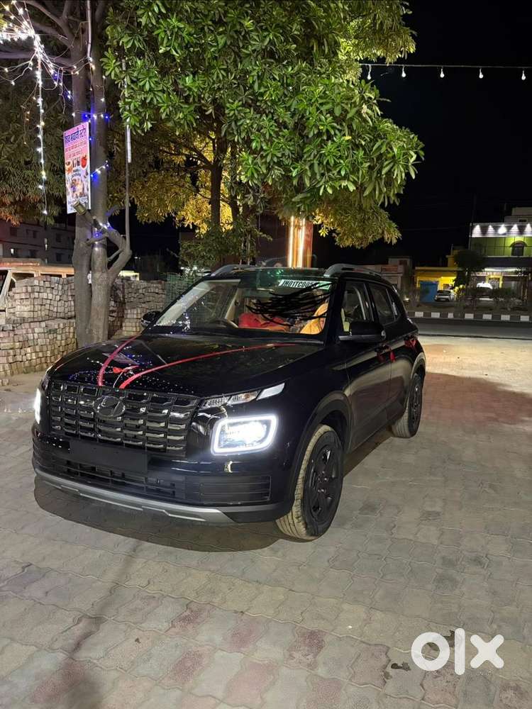 Hyundai Venue 2025 Petrol 9000 Km Driven