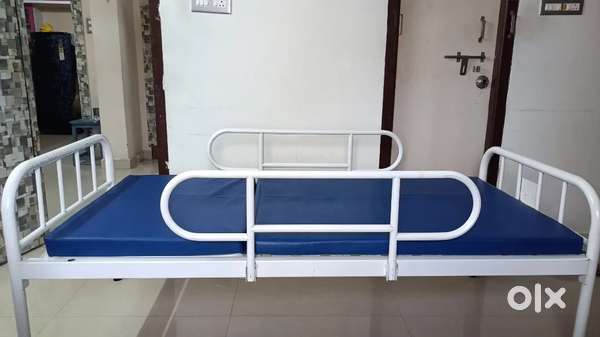 Hospital bed foldable with Rexine mattress